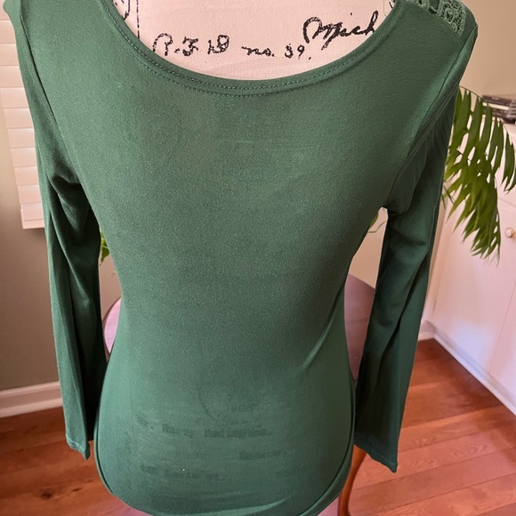 NWOT Source Unknown Forest Green Lace Accent Blouse - Picture 4 of 5